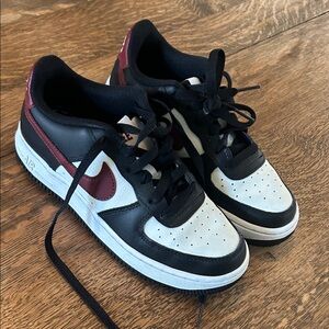Nike Kids Low-Top Sneakers in Black, White & Maroon